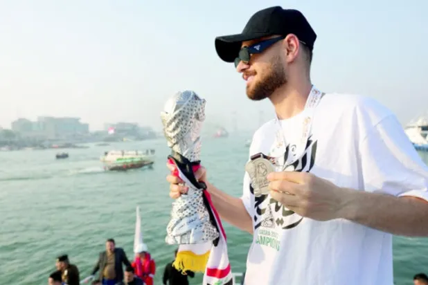 اللاعب العراقي علي فايز خلال الاحتفالات على كورنيش شط العرب في البصرة أمس بفوز المنتخب العراقي ببطولة «خليجي 25» (رويترز)