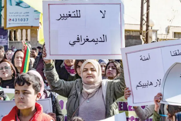 أكراد سوريون في القامشلي بمحافظة الحسكة يحتجون ضد تهديدات تركيا بشن عملية جديدة شمال سوريا في 28 نوفمبر الماضي (أ.ف.ب)