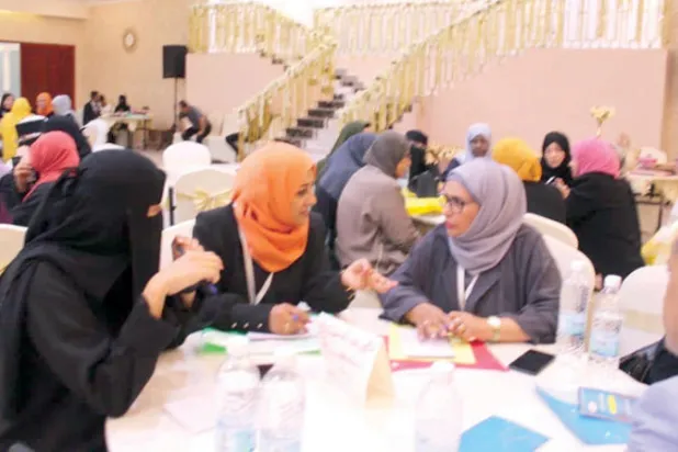 يمنيات يخضن نقاشاً في عدن بخصوص التوسع بمشاركة المرأة في صنع القرار (الشرق الأوسط)