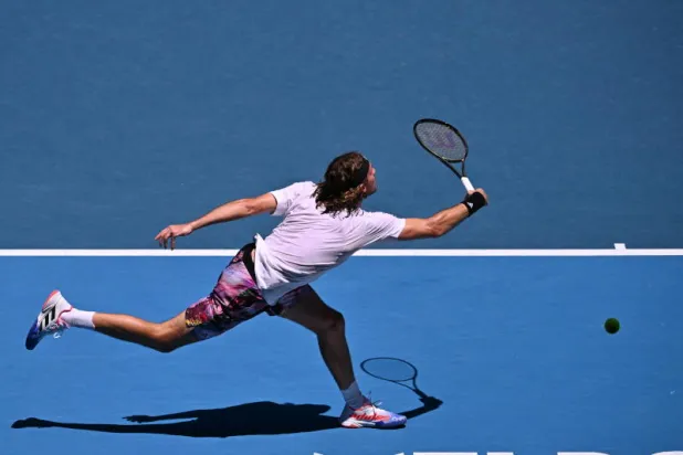 تسيتسيباس يسير بخطى ثابتة نحو النهائي (د.ب.أ)