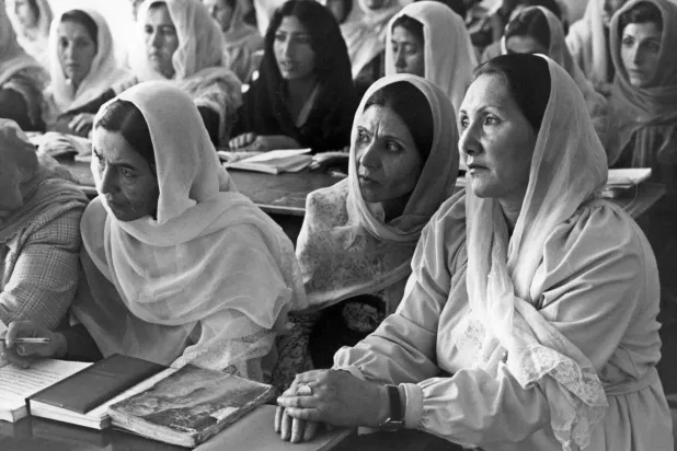 Ülkenin komünist Kabil Hükümeti tarafından yönetildiği bir zamanda başkent Kabil’de okuma yazma dersleri / Fotoğraf: AFP

