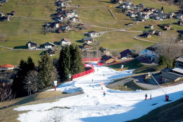 متزلجون على طبقة من الثلج الصناعي في أحد المنتجعات في جبال الألب في النمسا (رويترز)