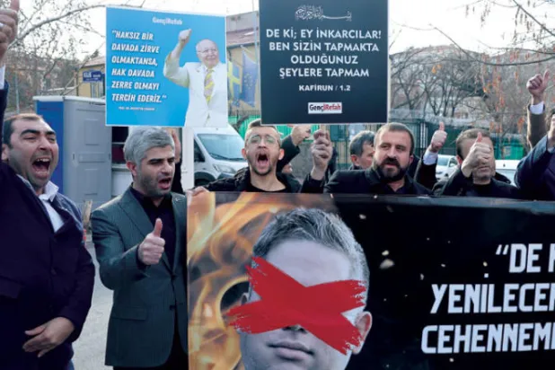 مظاهرة ضد السياسي السويدي الذي أحرق القرآن خارج سفارة السويد في أنقرة أمس (أ.ف.ب)