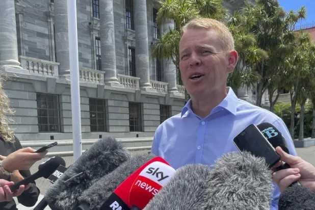 كريس هبكينز يتحدث للصحفيين أمام البرلمان في ولينغتون (أ.ب)