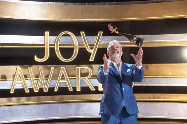 الفنان الأميركي ميل غيبسون يحتفل بالجائزة الفخرية على طريقته (الحساب الرسمي لـ«موسم الرياض»)