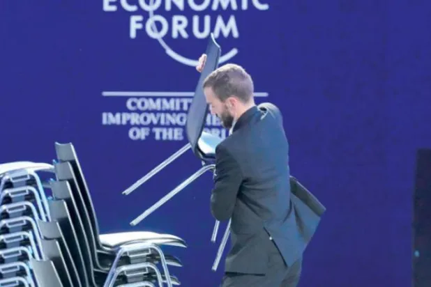 

مردی در حال مرتب کردن سالن کنفرانس در داووس، دیروز (AP)
