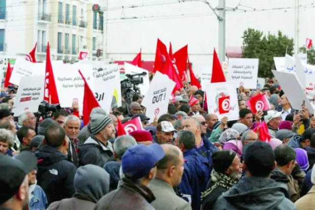 Başkent Tunus’un merkezinde devrimin yıldönümünde düzenlenen gösteriden bir kare (Reuters)
