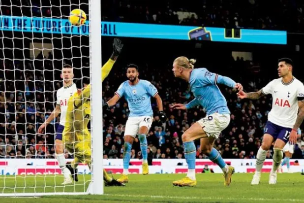هالاند يسجل برأسه في مرمى توتنهام بعد 3 مباريات صام فيها عن التهديف (إ.ب.أ)