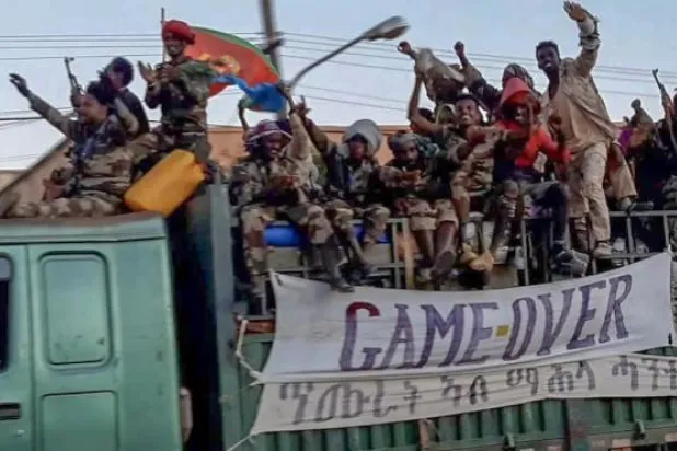 صورة تداولها ناشطون إثيوبيون عبر منصات التواصل الاجتماعي لجنود إريتريين ينسحبون من إقليم تيغراي