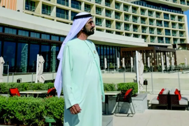 الشيخ محمد بن راشد خلال زيارته لأحد المشاريع السياحية في دبي (الشرق الأوسط)