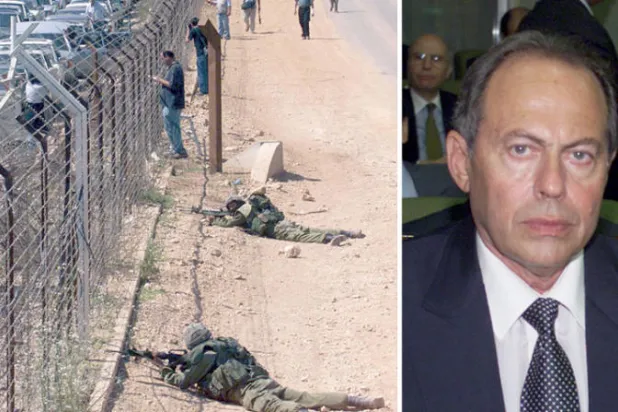 اميل لحود (غيتي)  -  جنود إسرائيليون عند الشريط الشائك مع لبنان في منطقة المطلة فيما يشاهد طابور من سيارات الفارين إلى إسرائيل أثناء انسحاب قواتها في 23 مايو 2000 (أ.ف.ب)