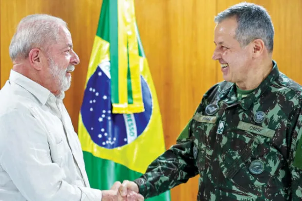 الرئيس البرازيلي، لويس إيناسيو لولا دا سيلفا مع الجنرال توماس ريبيرو بايفا (أ.ف.ب)