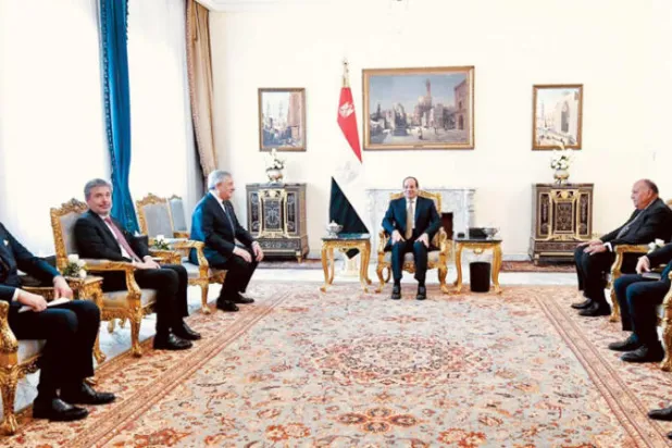 الرئيس المصري عبد الفتاح السيسي يستقبل وزير الخارجية الإيطالي بحضور نظيره المصري وعدد من مسؤولي البلدين (الرئاسة المصرية)