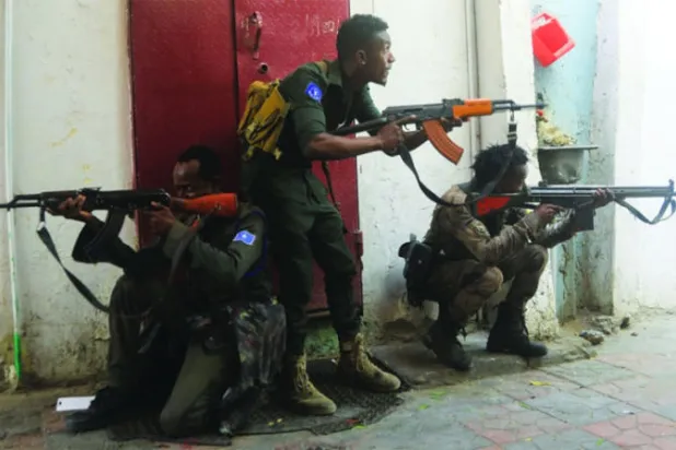 جنود صوماليون قرب مكتب رئيس البلدية بعد تفجير إرهابي في مقديشو أمس (رويترز)