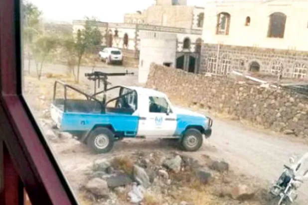 عربة عسكرية تابعة للحوثيين تحرس عقاراً استولت عليه الميليشيات في مديرية همدان شمال صنعاء (تويتر)