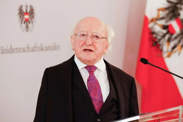 Michael D. Higgins, okulun son zil çaldıktan sonra devam etmemesi gerektiğini belirtiyor (Theresa Wey/AP)