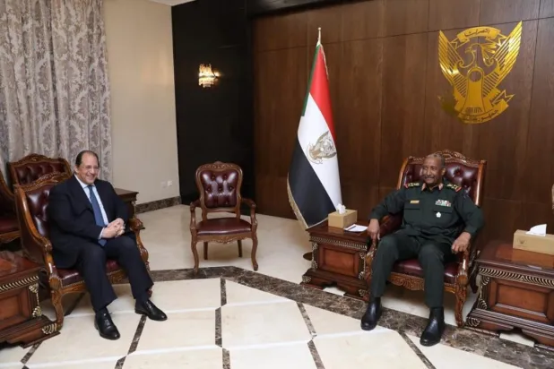 Sudan Egemenlik Konseyi Başkanı ve Ordu Komutanı Orgeneral Abdulfettah el-Burhan, Hartum'da Mısır İstihbarat Şefi Tümgeneral Abbas Kamil ile görüştü / Fotoğraf: Sudan Egemenlik Konseyi Basın Ofisi

