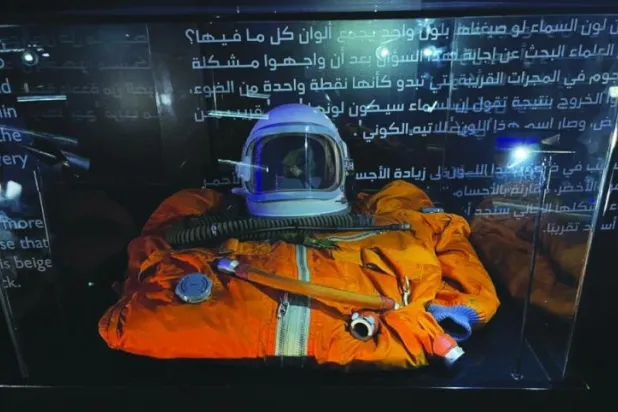 بدلة رائد فضاء قديمة ضمن المعروضات