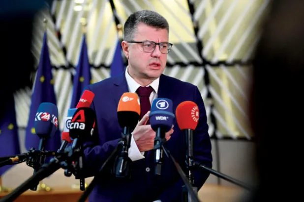 وزير خارجية إستونيا يتحدث للصحافيين في بروكسل أمس (أ.ف.ب)