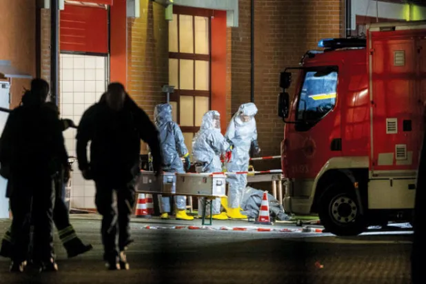 رجال الشرطة والإطفاء الألمان بشمال الراين خلال عملية واسعة النطاق للبحث عن أدلة جنائية لإحداث انقطاع كامل للكهرباء لإرباك الدولة (د.ب.أ)