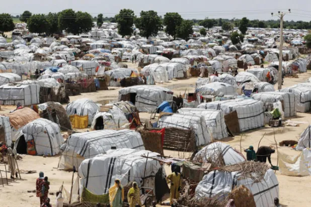 منظر علوي لأحد أكبر معسكرات النازحين من قبل المتطرفين في مايدوجوري (نيجيريا) حيث أدى الجفاف والفيضانات وانكماش بحيرة تشاد الناجم عن تغير المناخ إلى تأجيج الصراع والهجرة في المنطقة (أ.ب)