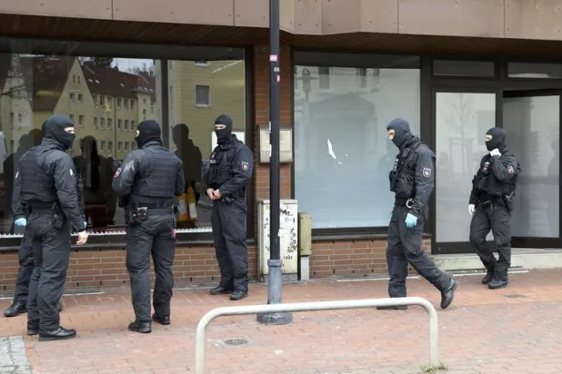 قوات خاصة من الشرطة الألمانية خلال إحدى العمليات (رويترز)