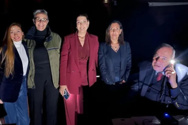 Oturma eylemi yapan milletvekillerinin gece çekilen görüntüleri sosyal medyada hızla yayıldı.