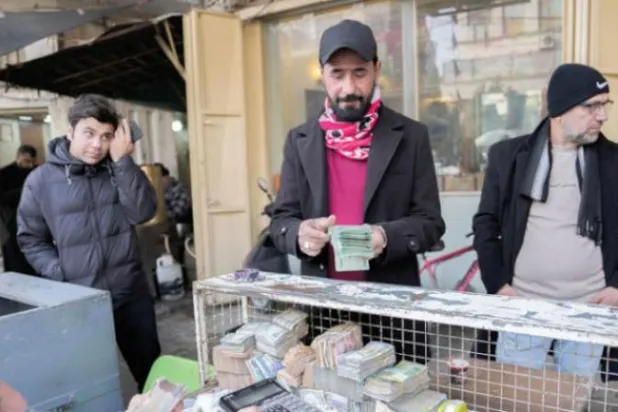من أحد محلات الصيرفة في وسط بغداد (أ.ب)