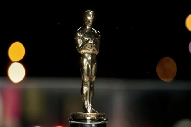 تمثال الأوسكار في باريس (رويترز)