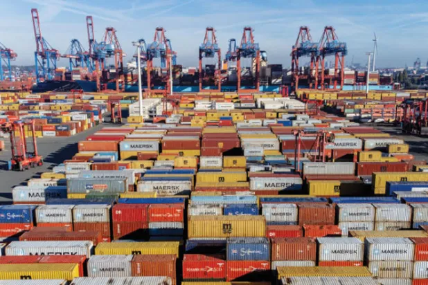 حاويات متكدسة في ميناء هامبورغ الألماني (أ.ب)