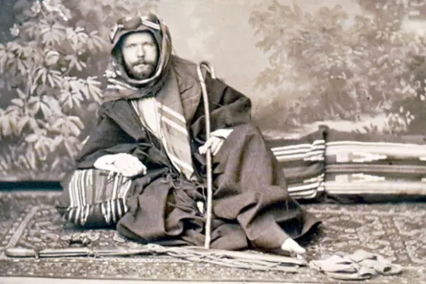 مكتشف تيماء الباحث الفرنسي شارل هوبير باللباس العربي