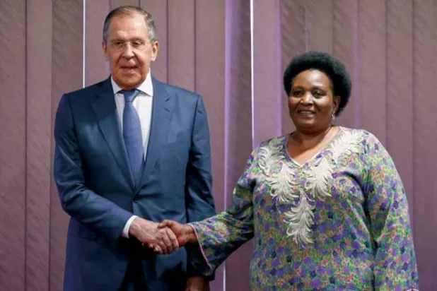 لافروف مع وزيرة خارجية إسواتيني تولي دلادلا أمس (أ.ب)