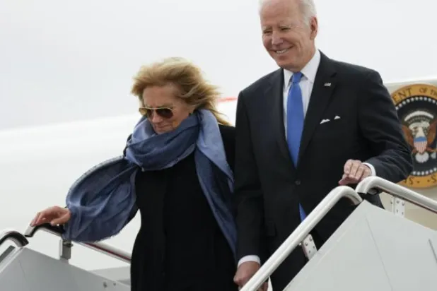 Biden ve eşi dün Andros Hava Kuvvetleri Üssü’ne vardıklarında (AP)