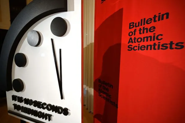 المنظمة تصف الساعة بأنها «استعارة» عن مدى قرب البشرية من التدمير الذاتي (أ.ف.ب)