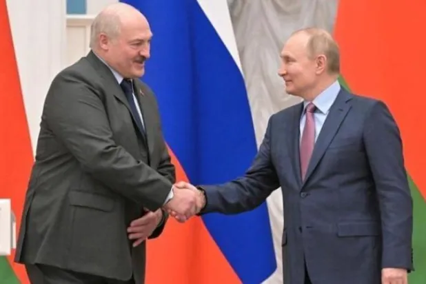صورة من لقاء سابق بين الرئيسين بوتين ولوكاشينكو في 18 فبراير 2022 بموسكو (رويترز)