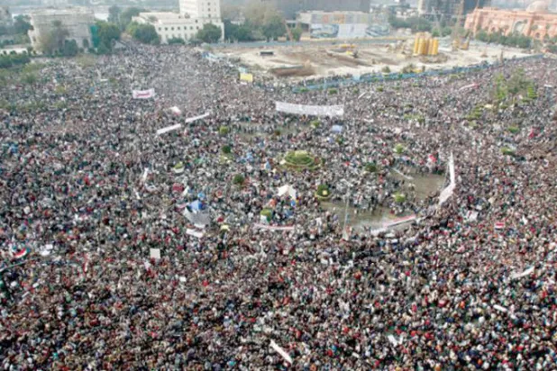 متظاهرون مصريون في ميدان التحرير عام 2011 (أرشيفية - رويترز)