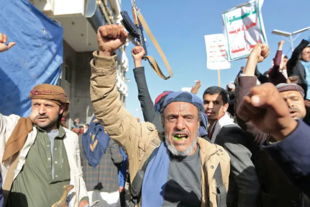 مسلحون حوثيون في صنعاء يرددون شعارات الجماعة (أ.ف.ب)