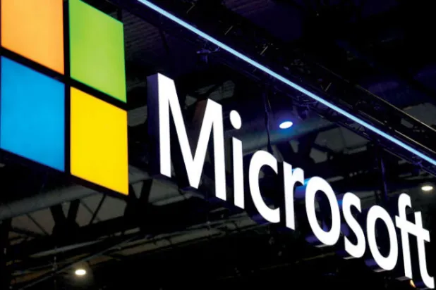 شعار شركة «مايكروسوفت» الأميركية على جناحها بمعرض عالمي للتكنولوجيا في برشلونة خلال الربيع الماضي (أ.ف.ب)