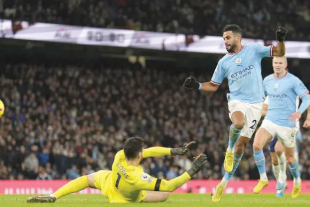 محرز يحرز هدف سيتي الرابع خلال انتفاضة فريقه على توتنهام (د.ب.أ)