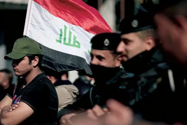 الشرطة العراقية تقف بالقرب من البنك المركزي (د.ب.أ)