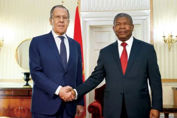 مصافحة بين لافروف والرئيس الأنغولي جواو لورنسو في لواندا أمس (إ.ب.أ)