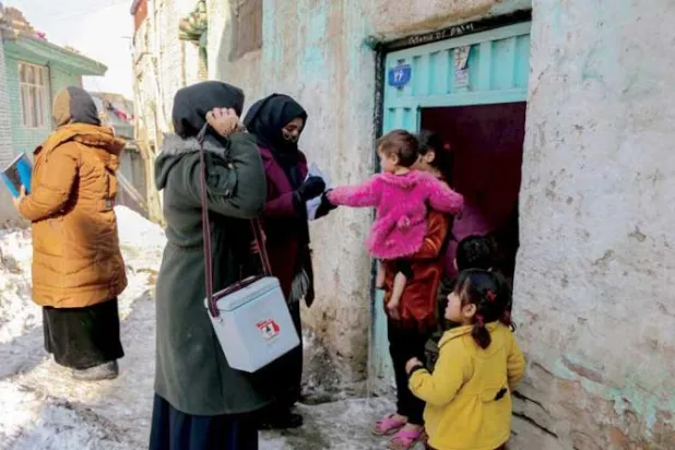 عاملات صحة خلال حملة تطعيم ضد شلل الأطفال في كابل أمس (إ.ب.أ)