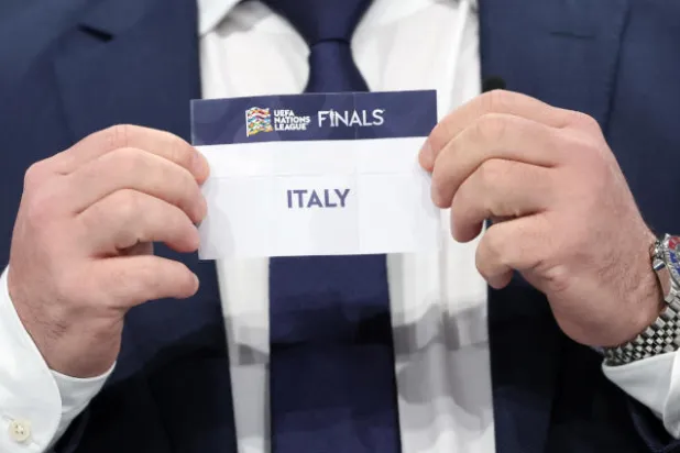 جانب من مراسم سحب القرعة (رويترز)