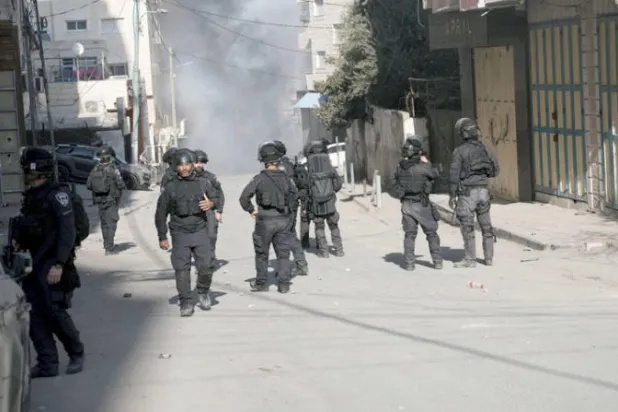 قوات إسرائيلية تنتشر في قرية عناتا بالضفة عقب هدم منزل الفلسطيني عدي التميمي (أ.ب)