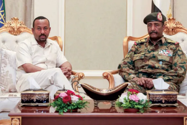 البرهان وآبي أحمد خلال لقاء سابق بالخرطوم (مكتب رئيس وزراء إثيوبيا على تويتر)