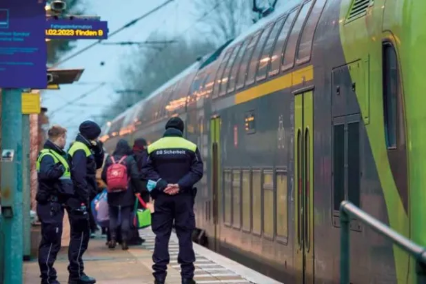 رجال شرطة في محطة بروكستيدت للقطار حيث تم القبض على منفّذ الهجوم بالسكين (أ.ب)