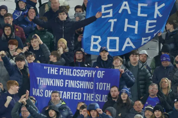 جماهير إيفرتون في ملعب وستهام تواصل احتجاجاتها الغاضبة والمطالبة برحيل إدارة النادي (رويترز)