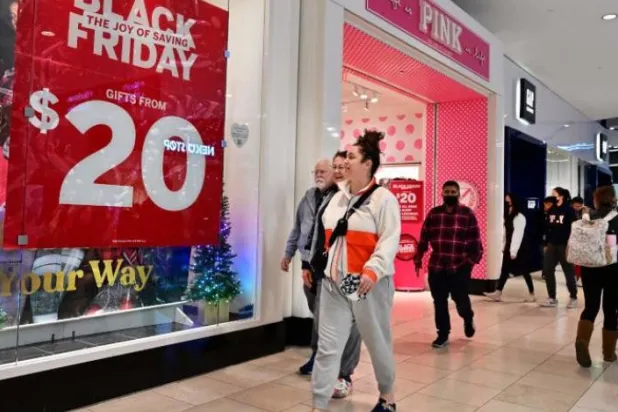 Kaliforniya'daki bir alışveriş merkezinde (AFP)