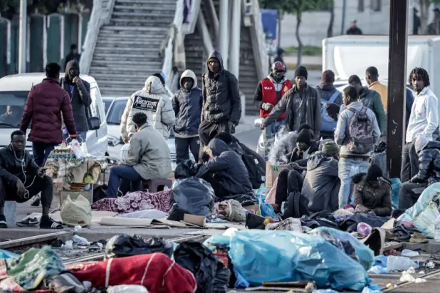 عدد من المهاجرين الأفارقة في مدينة الدار البيضاء المغربية (أ.ف.ب)