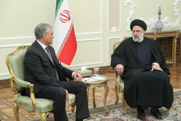 İran Cumhurbaşkanı İbrahim Reisi, 23 Ocak Pazartesi günü Tahran'da Rusya Devlet Duması Başkanı Vyacheslav Volodin'i kabul etti (AFP)